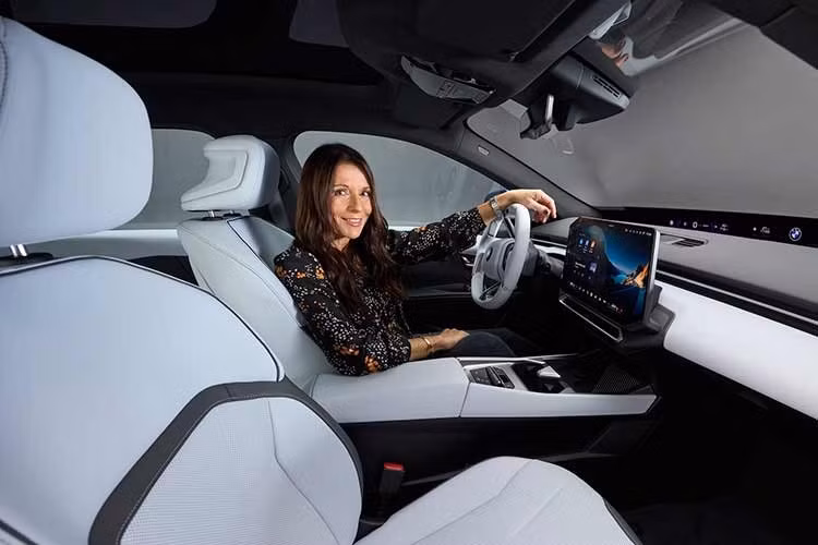 Điểm đáng chú ý là tầm hoạt động lên tới 900 km theo chuẩn WLTP – một con số nổi bật trong phân khúc. Xe dự kiến sử dụng bộ pin dung lượng khoảng 108,7 kWh với công nghệ cell hình trụ mới, giúp tăng mật độ năng lượng.