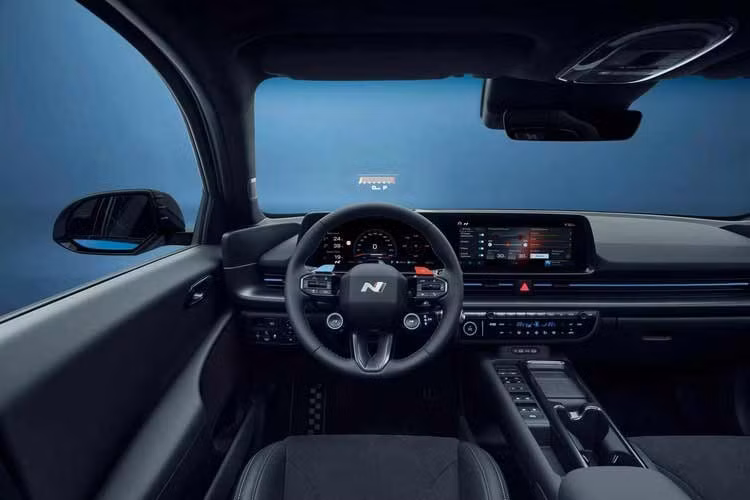 Nội thất có ghế ngồi kiểu thể thao bọc da Alcantara và da tổng hợp, bàn đạp kim loại độc quyền của phiên bản N, cùng với hệ thống thông tin giải trí Hyundai CCnC mới nhất.