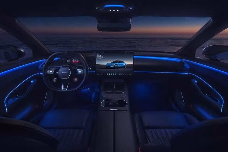 Năm 2025, Xiaomi đã giao 411.800 xe, vượt 17% so với mục tiêu. Trong năm 2026, hãng đặt mục tiêu đạt 550.000 xe, đồng thời sẽ tung ra hai mẫu mới: SU7 2026 và mẫu YU7 GT chưa được công bố chính thức. Hiện vẫn chưa có xác nhận về khả năng xuất hiện phiên bản mở rộng phạm vi hoạt động (range extender).