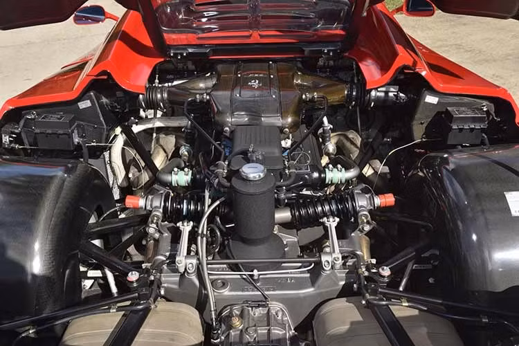 Là phiên bản kế nhiệm của F40, Ferrari F50 được thiết kế bởi Pininfarina và ra mắt thị trường với động cơ V12 4.7 lít, công suất 513 mã lực. Động cơ Tipo F130B được phát triển từ động cơ dành cho xe đua 333 SP.