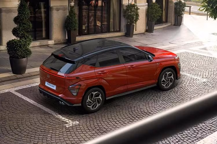 Chiếc Kona có thể sạc nhanh với công suất lên đến 102,3 kW DC, nghĩa là có thể sạc từ 10 đến 80% trong 41 phút khi sử dụng bộ sạc 150 kW. Thời gian này sẽ tăng lên 60 phút khi sử dụng bộ sạc 50 kW, hoặc tám giờ khi sử dụng bộ sạc gắn tường 7,4 kW. Giá khởi điểm của Kona EV là 35.000 bảng Anh, trong khi phiên bản cao cấp nhất Ultimate có giá 39.400 bảng Anh.