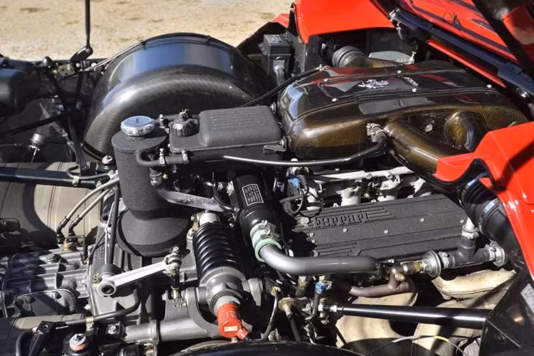 Là một trong những siêu xe nhanh nhất thời bấy giờ, F50 cần 3,8 giây để đạt tốc độ 60 mph (97 kph) từ trạng thái đứng yên và 12,1 giây để hoàn thành quãng đường ¼ dặm. Tốc độ tối đa của nó được đánh giá là 202 mph (325 kph).