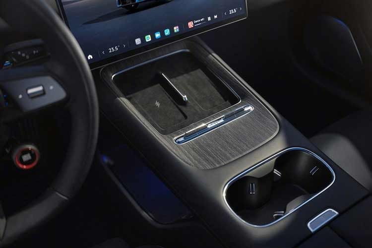 Ngoài ra, LiDAR sẽ được trang bị tiêu chuẩn trên toàn bộ dòng xe, cùng với một máy tính ADAS mạnh mẽ hơn có khả năng thực hiện 700TOPS cũng như bộ phần mềm HAD (Hyper Autonomous Driving) của Xiaomi.