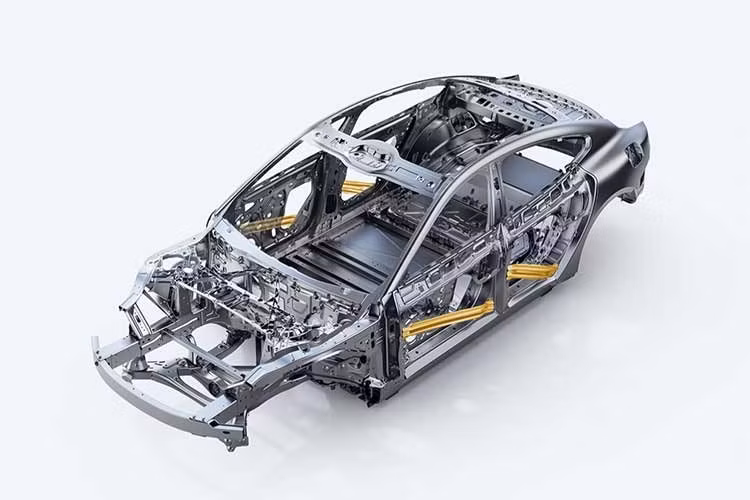 Những thay đổi khác bao gồm việc tăng chiều rộng lốp sau lên 265mm từ 245mm, trong khi lốp trước vẫn giữ nguyên 245mm. Ở bên ngoài, heo phanh trước cố định bốn piston là trang bị tiêu chuẩn cho SU7, và bạn có thể nhận thấy thiết kế lưới tản nhiệt phía trước được tối ưu hóa trên một ngoại thất quen thuộc.