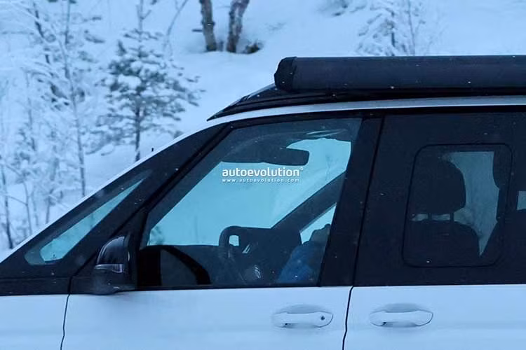 Volkswagen Commercial Vehicles cũng đã bố trí đèn xi nhan của California cao hơn. Mặc dù không có thay đổi nào có thể nhìn thấy ở phía sau của nguyên mẫu này, nhưng mẫu xe sản xuất hàng loạt dự kiến ​​sẽ có đèn hậu khác. Bị chỉ trích vì hệ thống thông tin giải trí kém chất lượng, T7 Multivan và phiên bản cao cấp hơn California dự kiến ​​sẽ được trang bị giải pháp MIB4 mới vào năm 2027.