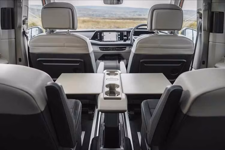 Về lựa chọn động cơ, đừng kỳ vọng nhiều thay đổi so với các phiên bản 2.0 TDI, 2.0 TSI và 1.5 eHYBRID hiện tại. Tương tự, hộp số sàn cũng khó có khả năng quay trở lại Multivan và California vì hộp số ly hợp kép của Volkswagen tiết kiệm nhiên liệu hơn.