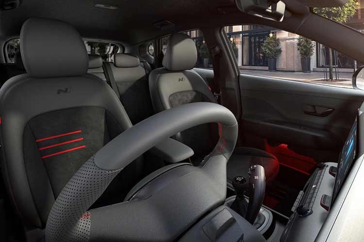 Tất cả các phiên bản của Kona, ngoại trừ phiên bản Advance cơ bản, đều được trang bị ghế sưởi, vì vậy thời tiết lạnh giá của tháng Giêng không ảnh hưởng gì đến không gian bên trong xe. Tuy nhiên, điều đó không làm họ bận tâm, vì họ đang mải mê với những chiếc iPad của mình. Phía sau xe có các cổng sạc USB-C và thậm chí cả ổ cắm ba chấu, lý tưởng cho nhiều loại thiết bị điện tử.