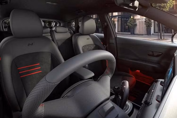 Tất cả các phiên bản của Kona, ngoại trừ phiên bản Advance cơ bản, đều được trang bị ghế sưởi, vì vậy thời tiết lạnh giá của tháng Giêng không ảnh hưởng gì đến không gian bên trong xe. Tuy nhiên, điều đó không làm họ bận tâm, vì họ đang mải mê với những chiếc iPad của mình. Phía sau xe có các cổng sạc USB-C và thậm chí cả ổ cắm ba chấu, lý tưởng cho nhiều loại thiết bị điện tử.