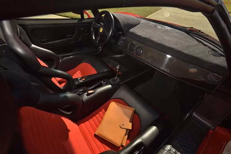 Chiếc F50 này là chiếc thứ 65 trong số 349 chiếc được sản xuất từ ​​năm 1995 đến năm 1997. Đây cũng là chiếc thứ 28 trong số 56 chiếc được sản xuất cho thị trường Mỹ. Xe vẫn còn bộ hành lý Schedoni nguyên bản và hộp đựng đồ Flight Case dùng để lắp ráp phiên bản Berlinetta/Barchetta.