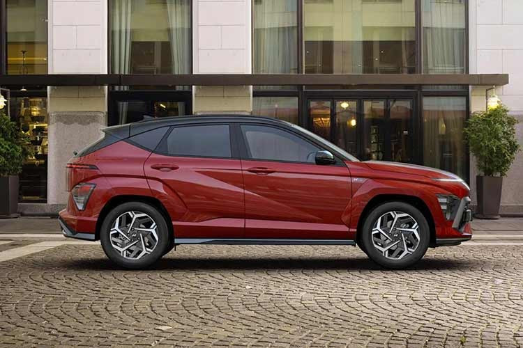 Hyundai Kona bản xăng có sẵn với động cơ ba xi-lanh 1.0 lít hoặc động cơ bốn xi-lanh 1.6 lít, sản sinh công suất lần lượt là 115 và 150 mã lực. Ngoài ra còn có phiên bản hybrid 1.6 lít với động cơ điện 32 kW, cho tổng công suất 138 mã lực. Kona chạy hoàn toàn bằng điện được trang bị pin 65,4 kWh và động cơ 160 kW, công suất 218 mã lực, tăng tốc từ 0 đến 100 km/h trong 7,8 giây.