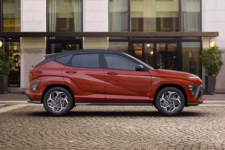 Hyundai Kona bản xăng có sẵn với động cơ ba xi-lanh 1.0 lít hoặc động cơ bốn xi-lanh 1.6 lít, sản sinh công suất lần lượt là 115 và 150 mã lực. Ngoài ra còn có phiên bản hybrid 1.6 lít với động cơ điện 32 kW, cho tổng công suất 138 mã lực. Kona chạy hoàn toàn bằng điện được trang bị pin 65,4 kWh và động cơ 160 kW, công suất 218 mã lực, tăng tốc từ 0 đến 100 km/h trong 7,8 giây.