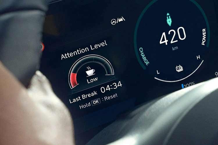 Người lái dễ dàng tìm được tư thế ngồi cân bằng giữa sự thoải mái thư giãn và tầm nhìn cho chuyến đi khứ hồi 3 tiếng đồng hồ. Những hành khách ngồi phía sau cũng không gặp nhiều vấn đề, vì khoang sau có không gian để đầu và chỗ để chân rộng rãi.