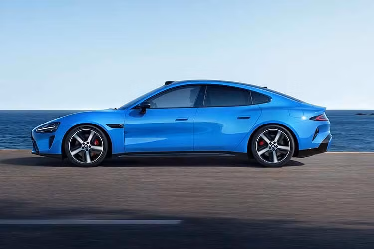 Hiện tại, SU7 thế hệ trước đang trong giai đoạn xả hàng tồn kho và không còn nhận đặt cấu hình cá nhân. Xiaomi đang điều chỉnh dây chuyền sản xuất để tập trung cho SU7 mới, đồng thời đảm bảo nguồn cung ổn định khi bước sang thế hệ mới.