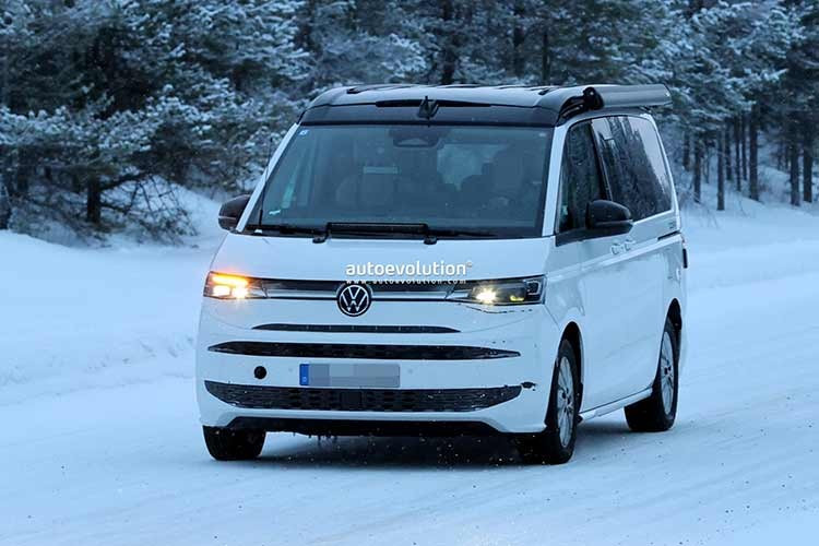 Multivan T7 đã khá cũ, và Volkswagen hiểu điều đó rất rõ. Được sản xuất từ ​​năm 2021, mẫu xe đa dụng cỡ lớn này đang chuẩn bị cho một bản nâng cấp xứng đáng. Dự kiến ​​ra mắt vào nửa cuối năm 2026 dưới dạng phiên bản 2027, bản nâng cấp này gần đây đã được bắt gặp đang thử nghiệm theo tiêu chuẩn California.