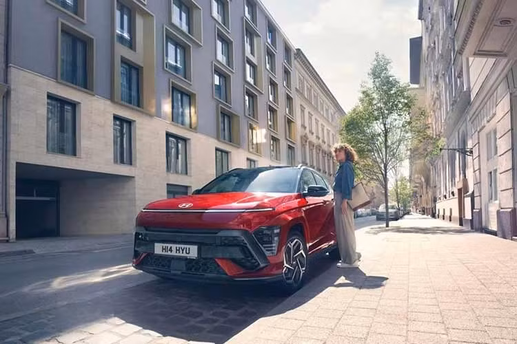 Để so sánh, các phiên bản chạy xăng có giá từ 27.270 đến 33.970 bảng Anh, và các phiên bản hybrid có giá từ 31.440 đến 35.640 bảng Anh. Mặc dù điều này cho thấy xe chạy xăng hoặc xe hybrid là lựa chọn tốt hơn, nhưng Kona điện vẫn chiếm một phần đáng kể trong doanh số bán xe điện. Khi xem xét thuế lợi ích hiện vật, lý do trở nên rõ ràng. Là một chiếc xe gia đình, Kona thể hiện khá tốt.