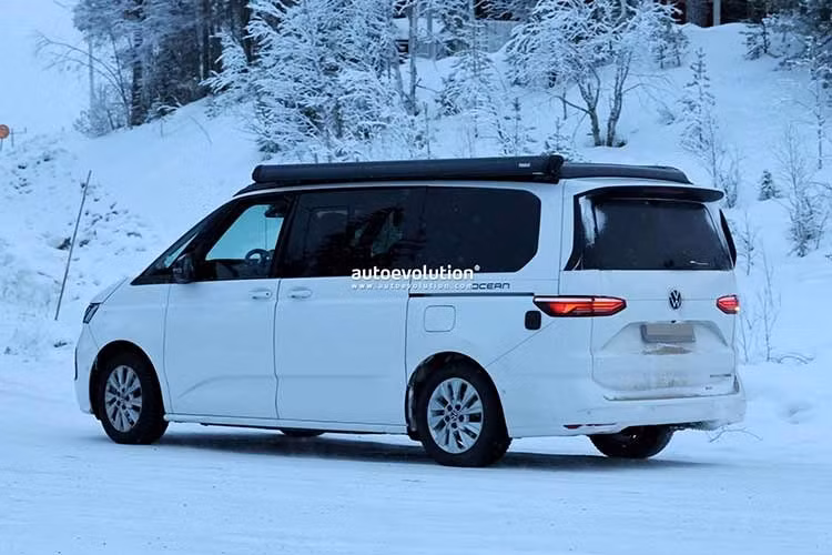 Theo kiểu ngụy trang, một dải đèn LED liên tục cũng nằm trong danh sách lựa chọn, và Volkswagen Commercial Vehicles có thể sẽ xem xét thêm việc trang bị logo Volkswagen phát sáng. Cản trước được ngụy trang kỹ lưỡng cũng cho thấy các khe hút gió được thiết kế lại, điều này thoạt nhìn có vẻ hơi lạ.