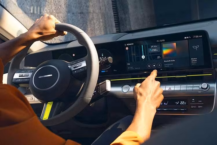 Ghế ngồi mềm mại, êm ái nhưng vẫn chắc chắn. Khả năng điều chỉnh rất tốt, cho phép người dùng chọn tư thế ngồi cao hoặc thấp hơn trong cabin. Điều này tạo ấn tượng rằng chiếc xe phù hợp với nhiều người lái khác nhau, biến nó thành một chiếc xe đa dụng.