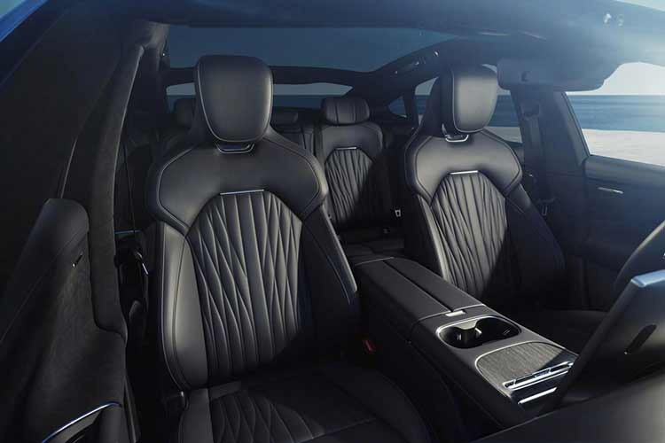 Về các cải tiến khác của Xiaomi SU7 2026, thân xe giờ đây sử dụng thép chắc chắn hơn, có độ bền lên đến 2.200MPa (trước đây là 2.000MPa) và số lượng túi khí đã được tăng từ 7 lên 9.