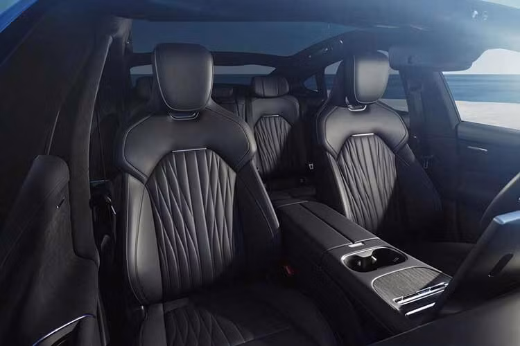 Về các cải tiến khác của Xiaomi SU7 2026, thân xe giờ đây sử dụng thép chắc chắn hơn, có độ bền lên đến 2.200MPa (trước đây là 2.000MPa) và số lượng túi khí đã được tăng từ 7 lên 9.