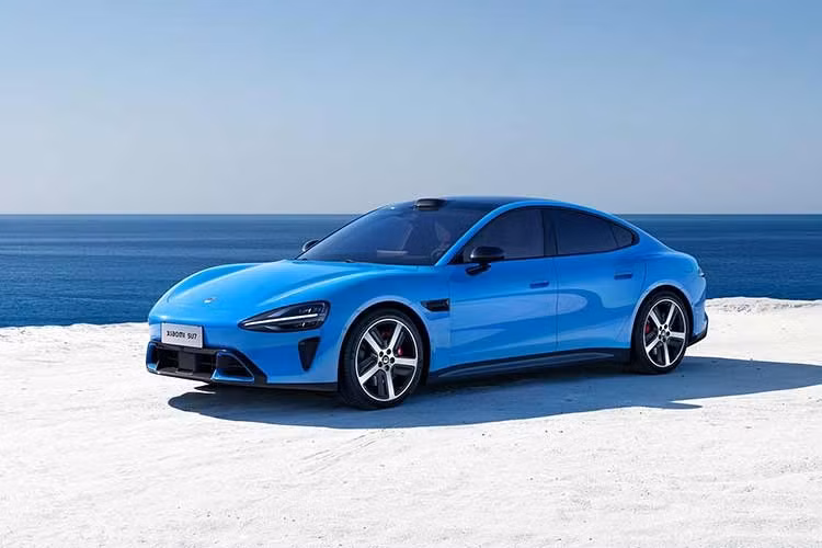 Các nhân viên bán hàng tại nhiều cửa hàng Xiaomi ở Bắc Kinh cho biết, mỗi địa điểm ghi nhận từ 200 đến hơn 400 đơn đặt hàng SU7 2026. Tại Thượng Hải và Vũ Hán, một số đại lý cũng ghi nhận vượt mốc 100 đơn. Với hệ thống 477 cửa hàng trên toàn quốc, Xiaomi ước tính tổng số đơn đặt SU7 đã tiến sát mốc 100.000 xe.