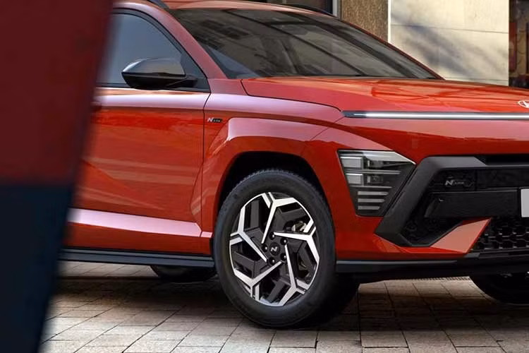 Hyundai Kona mang đến mức độ an toàn và công nghệ tốt, lý tưởng cho các gia đình. Xe lớn hơn thế hệ trước, điều này góp phần tạo nên vẻ ngoài cồng kềnh, nhưng vẫn đủ nhỏ gọn để dễ dàng di chuyển trong thành phố. Kona thế hệ này được thiết kế ban đầu là xe điện chạy bằng pin trước khi được điều chỉnh để tích hợp các tùy chọn động cơ hybrid và xăng.