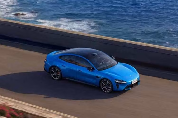 Màu sơn Capri Blue mới cũng được bổ sung, cùng với nội thất có chủ đề Dark Black mới và chất lượng hoàn thiện được cải thiện. Với giá bán dự kiến 229.900 nhân dân tệ (khoảng 32.500 USD), SU7 mới có mức giá cao hơn 14.000 nhân dân tệ so với thế hệ trước, nhưng vẫn thu hút đông đảo người dùng.