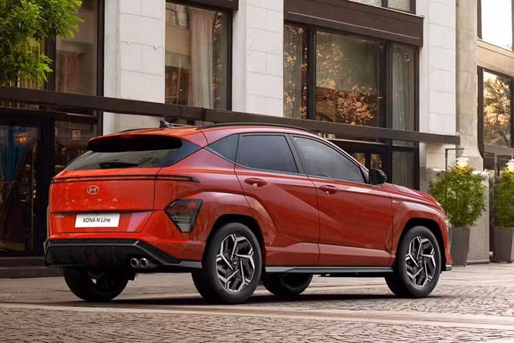 Kona chạy điện là một mẫu xe quan trọng đối với tương lai của Hyundai tại xứ sở sương mù, chiếm một phần đáng kể trong doanh số bán xe điện của hãng. Tại thị trường Anh quốc, Kona cũng là là mẫu xe điện bán chạy nhất của thương hiệu Hyundai, nó chiếm tới 45% tổng doanh số xe điện.