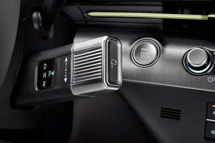 Phiên bản N Line S cũng có hệ thống cảnh báo khoảng cách bên hông và hỗ trợ tránh va chạm khi lùi xe, giúp người dùng đỗ xe sao cho cửa xe không bị trầy xước khi hành khách ra khỏi xe. Bộ mâm 19 inch N Line của Kona nổi bật giữa vô số thiết kế mâm cắt kim cương khác với lớp sơn đen chủ đạo. Mặc dù chúng dễ bám bụi bẩn và cặn bẩn trên đường, nhưng tôi khá thích chúng.