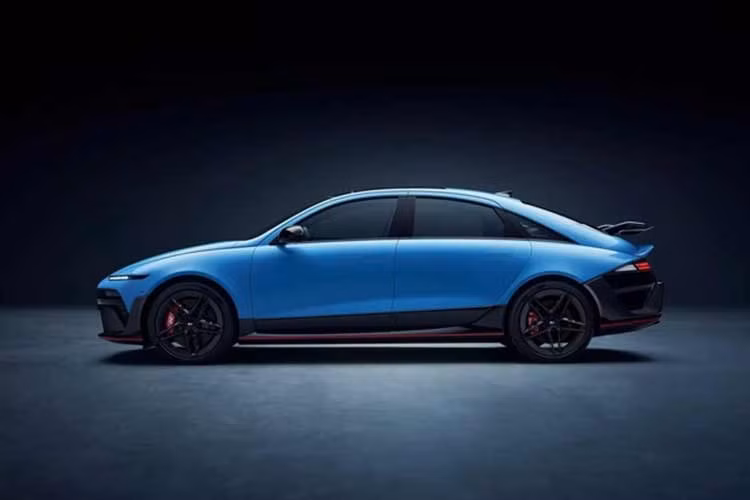 Tại Vương quốc Anh, những người đam mê xe điện hiệu suất cao có thể lên kế hoạch trước vì Hyundai Anh Quốc đã công bố giá cả, thông số kỹ thuật và thông tin kỹ thuật đầy đủ. Công ty cho biết mẫu sedan này “được thiết kế để mang lại cảm giác lái phấn khích tột đỉnh, sở hữu cá tính độc đáo, khác biệt so với phiên bản xe hatchback”.