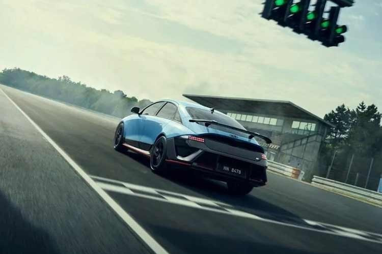 Theo ông ông Ashley Andrew, Chủ tịch của Hyundai &amp; Genesis UK, “Ioniq 5 N đã cách mạng hóa thế giới xe hiệu suất cao, chứng minh rằng một chiếc xe điện vẫn có thể khơi dậy niềm đam mê lái xe ở người dùng. Ioniq 6 N mang đến nhiều hơn nữa cho người lái đam mê, tất cả được gói gọn trong hình dáng khí động học, mạnh mẽ."