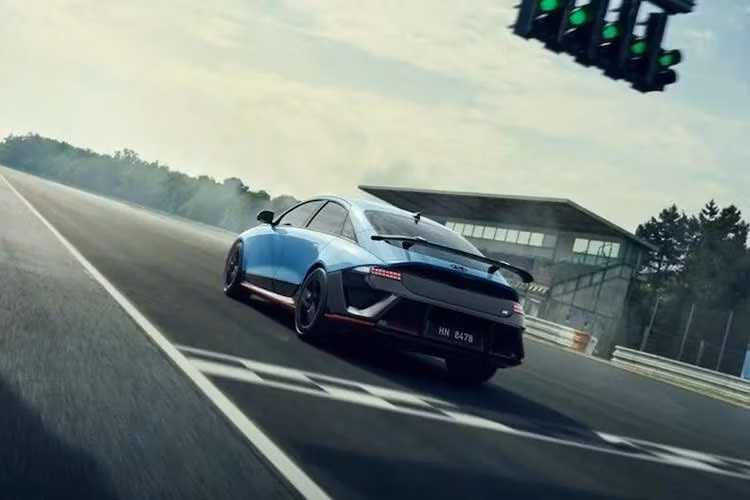 Theo ông ông Ashley Andrew, Chủ tịch của Hyundai &amp; Genesis UK, “Ioniq 5 N đã cách mạng hóa thế giới xe hiệu suất cao, chứng minh rằng một chiếc xe điện vẫn có thể khơi dậy niềm đam mê lái xe ở người dùng. Ioniq 6 N mang đến nhiều hơn nữa cho người lái đam mê, tất cả được gói gọn trong hình dáng khí động học, mạnh mẽ."