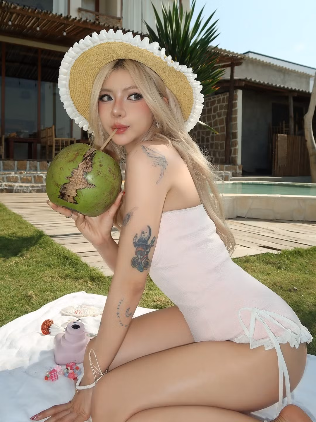 Dù không quá hở hang như bikini hai mảnh, những bộ áo tắm này vẫn giúp cô nàng khoe trọn vóc dáng thon gọn, đặc biệt là vòng eo săn chắc và đôi chân dài miên man.