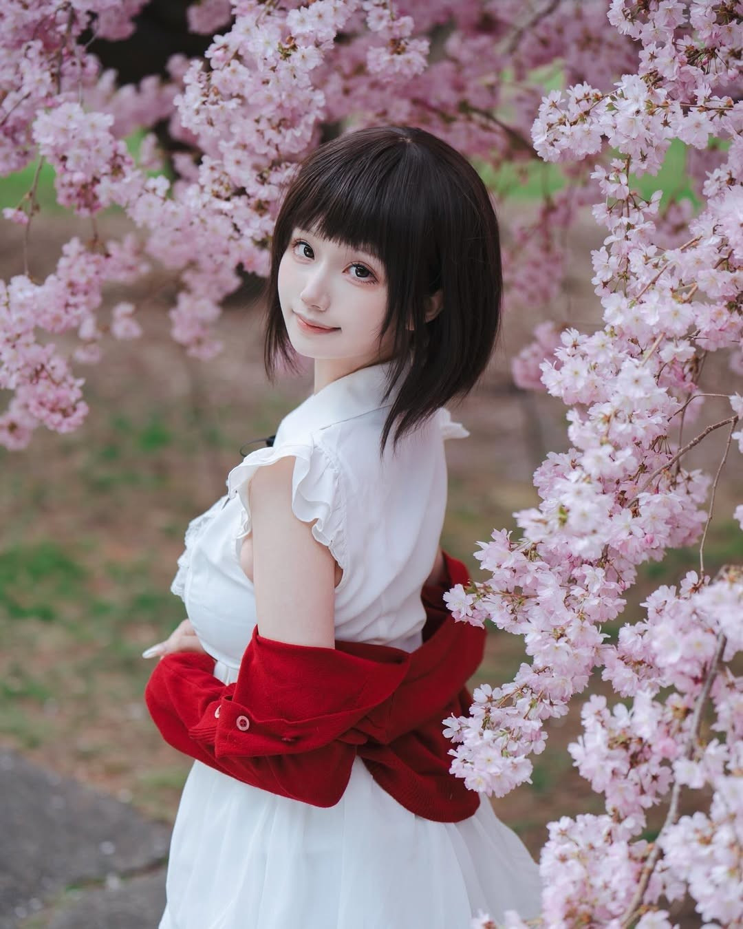 Thay vì phô diễn một cách phô trương, Xier luôn biết cách cân bằng giữa sự quyến rũ và nghệ thuật, khiến mỗi khung hình của nữ coser đều trở nên tinh tế, đậm chất điện ảnh.