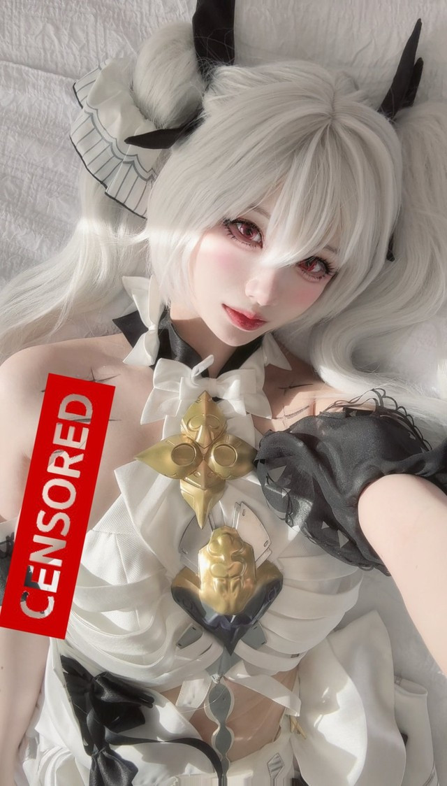 Với mái tóc trắng bồng bềnh, ánh mắt đỏ cuốn hút cùng bộ trang phục xẻ táo bạo, Xier đã tái hiện hoàn hảo hình ảnh nữ chiến binh lạnh lùng, quyến rũ nhưng đầy quyền lực.