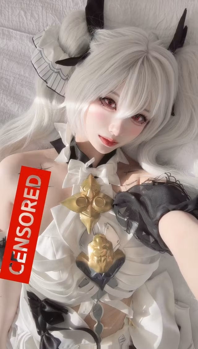 Với mái tóc trắng bồng bềnh, ánh mắt đỏ cuốn hút cùng bộ trang phục xẻ táo bạo, Xier đã tái hiện hoàn hảo hình ảnh nữ chiến binh lạnh lùng, quyến rũ nhưng đầy quyền lực.