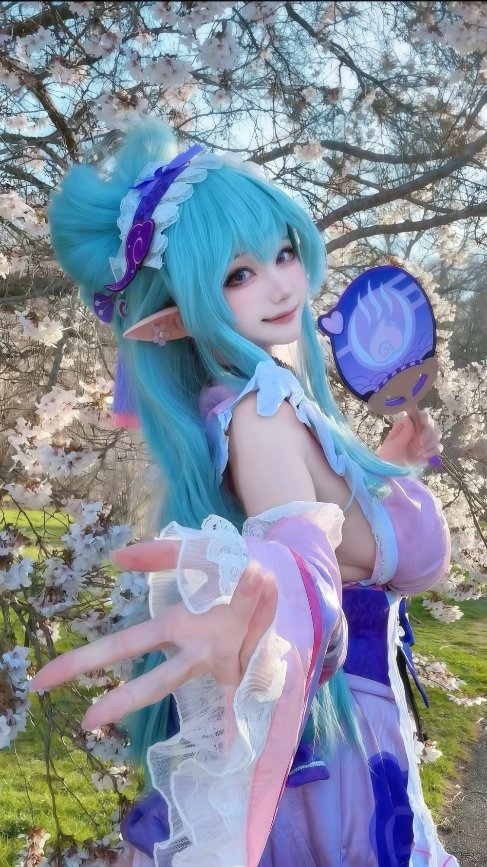 Mang trong mình hai dòng máu Á – Âu, Xier nổi bật nhờ vẻ đẹp pha trộn giữa nét ngọt ngào phương Đông và sự quyến rũ, sắc sảo phương Tây. Chính ngoại hình “hiếm có khó tìm” này giúp cô dễ dàng chinh phục mọi phong cách, thu hút mọi ánh nhìn.