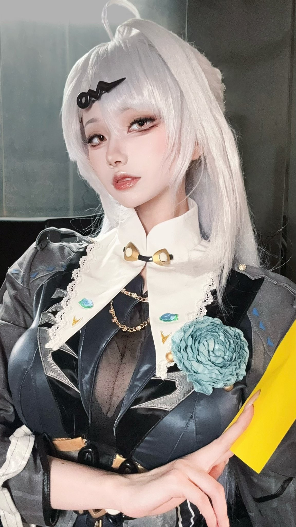 Từng đường nét của cô trong bộ ảnh đều được xử lý tỉ mỉ, tạo cảm giác vừa ma mị vừa gợi cảm, khiến người xem khó có thể rời mắt.