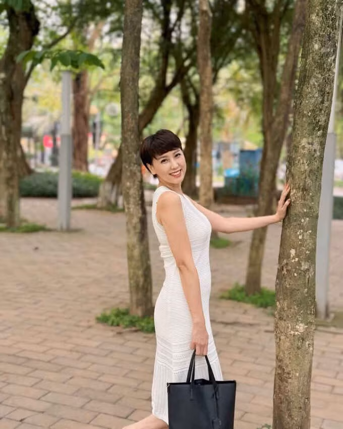 Visual trẻ đẹp của mẹ vợ Đoàn Văn Hậu.