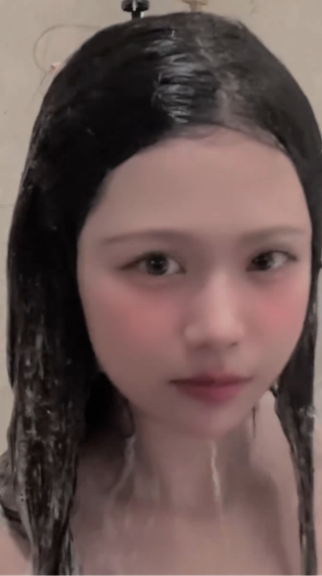 Mới đây, nữ coser Yugi (Nguyễn Hữu Kiều Oanh) tiếp tục khiến cộng đồng mạng không khỏi xôn xao khi đăng tải một video cực kỳ táo bạo trên nền tảng mạng xã hội. Chỉ sau nửa ngày đăng tải, đoạn reel này đã thu về hơn 720.000 lượt xem cùng hàng ngàn lượt thả tim, tương tác.