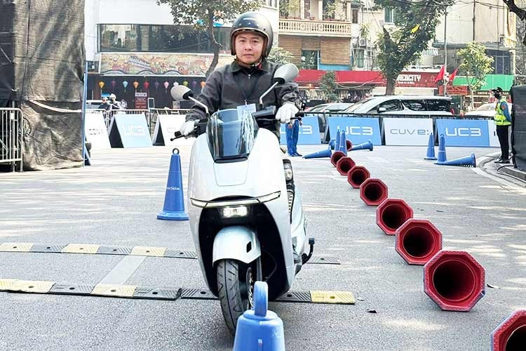 Giá bán chính thức sẽ được HVN công bố trước thời điểm mở bán. Đáng chú ý, Honda Việt Nam lần đầu tiên triển khai chính sách mua lại và tân trang cho xe máy điện, nhằm giảm bớt lo ngại về việc xe điện nhanh mất giá. Theo đó, các HEAD sẽ cam kết thu mua lại Honda UC3 với mức giá minh bạch, dựa trên quãng đường sử dụng, tuổi đời xe, lịch sử bảo dưỡng và tình trạng thực tế.