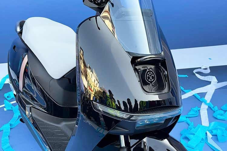 Phiên bản Tiêu chuẩn của Honda UC3 2026 sở hữ màu (Xanh ngọc trai Tahiti và Trắng ngọc trai) và Đặc biệt (màu Đen thiên thạch). Hệ thống đèn LED liền mạch theo phương ngang, lấy cảm hứng từ mẫu mô tô điện Honda WN7, giúp tổng thể xe mang hơi hướng công nghệ và tương lai rõ nét.