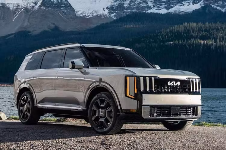 Cụ thể, hiện tại chỉ có các phiên bản Kia Telluride 2026 chạy xăng là có giá bán, và giá khởi điểm là 40.735 đô la (khoảng 1 tỷ đồng), cho phiên bản dẫn động cầu trước ở bản LX. Mức giá này cao hơn chính xác 2.800 đô la so với mẫu xe năm 2025 tiền nhiệm, mẫu xe này hiện vẫn có thể đặt hàng.
