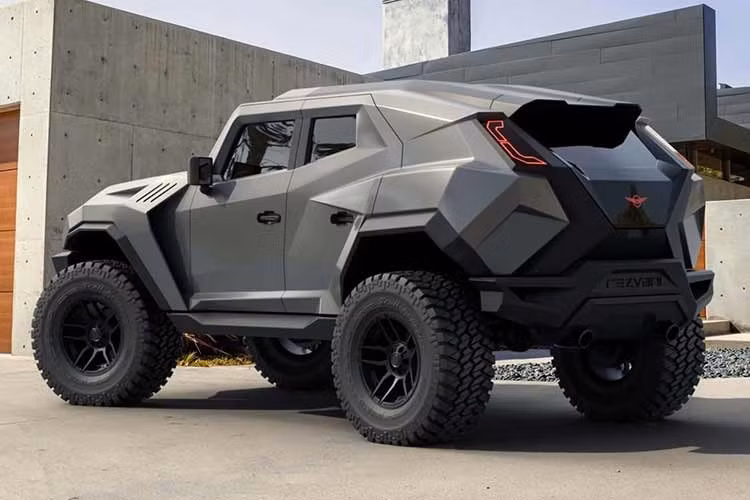 Tuy nhiên, chiếc Tank 2026 không phải là một câu lạc bộ disco di động dành cho nhà giàu; nó được trang bị những thiết bị off-road mạnh mẽ. Hệ thống trục Dynatrac với khóa khí nén và máy nén khí tích hợp để điều chỉnh nhanh chóng, cùng hệ thống phanh Dynatrac ProGrip trước và sau.