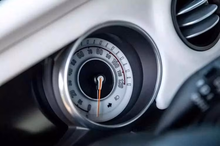 Phải thừa nhận rằng, chiếc xe Rezvani Tank 2026 có những tùy chọn động cơ khiêm tốn hơn, như động cơ Hellcat V8 (đáng tiếc là chỉ 707 mã lực), với giá chỉ 65.000 đô la. Theo tiêu chuẩn, chiếc xe tăng được trang bị động cơ bốn xi-lanh thẳng hàng 2.0 lít, công suất 270 mã lực của Jeep, hoặc tùy chọn động cơ V6 3.6 lít, công suất 285 mã lực mà không mất thêm chi phí.