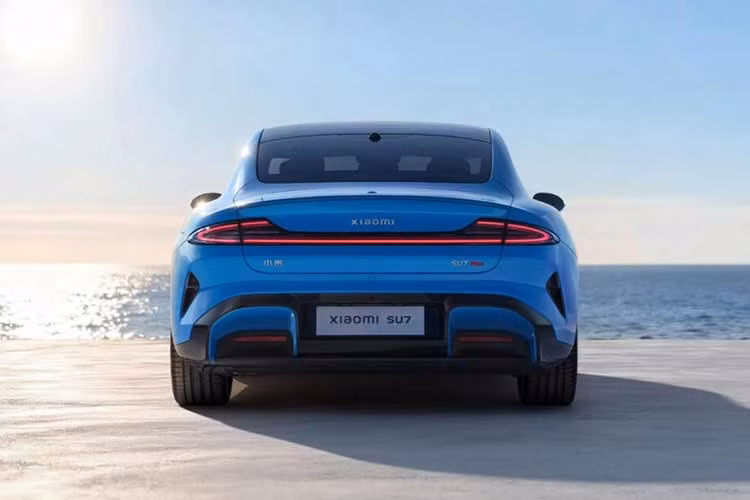 Trước hết, kiến trúc điện của xe đã được nâng cấp lên mức điện áp cao hơn. Trước đây, bản Standard và Pro dùng hệ thống 400V trong khi bản Max sử dụng hệ thống 871V. Với bản nâng cấp, hai phiên bản thấp nay đã được trang bị hệ thống 752V còn bản Max tăng nhẹ lên 897V.