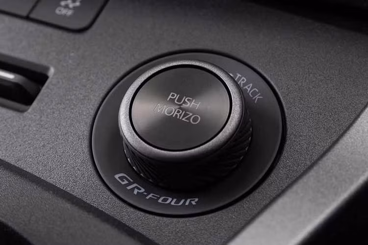 Đi kèm hộp số tự động 8 cấp Gazoo Racing Direct Automatic. Sự khác biệt chính vẫn nằm ở cảm giác lái, hệ thống treo và sự phản hồi khi vận hành hơn là con số về sức mạnh động cơ.