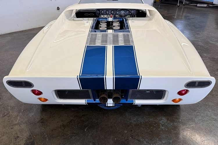 Ford phải sản xuất tối thiểu 50 chiếc để đáp ứng các quy định nghiêm ngặt về tiêu chuẩn kỹ thuật do FIA, tổ chức quản lý hàng đầu trong các giải đua sức bền quốc tế, đặt ra. Những lần thử nghiệm và sai sót liên tiếp dưới thời chiếc Mk I đã đủ khiến một kỹ sư phát điên, và những thất bại liên tiếp suýt nữa khiến Ford bỏ cuộc.