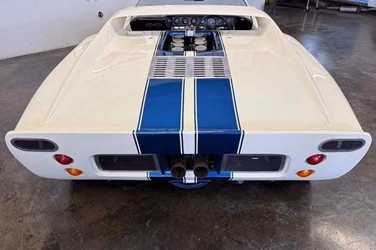 Ford phải sản xuất tối thiểu 50 chiếc để đáp ứng các quy định nghiêm ngặt về tiêu chuẩn kỹ thuật do FIA, tổ chức quản lý hàng đầu trong các giải đua sức bền quốc tế, đặt ra. Những lần thử nghiệm và sai sót liên tiếp dưới thời chiếc Mk I đã đủ khiến một kỹ sư phát điên, và những thất bại liên tiếp suýt nữa khiến Ford bỏ cuộc.