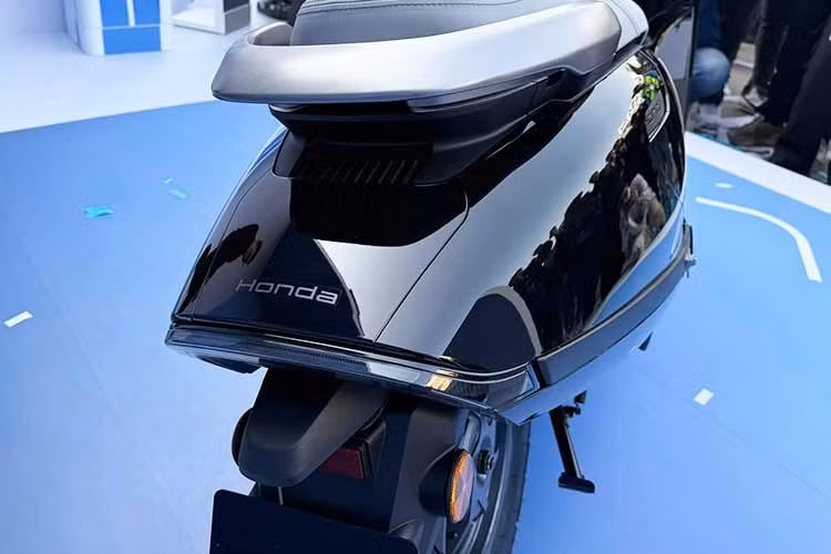 Đáng chú ý, Honda UC3 là mẫu xe đầu tiên của Honda tại khu vực ASEAN sử dụng pin LFP cố định (Lithium sắt phốt phát), đạt chuẩn chống nước IP67 và tiêu chuẩn an toàn UNR136. Pin có dung lượng 3,174 kWh, được đặt cố định dưới sàn xe, giúp tối ưu không gian cốp với dung tích lên tới 26 lít.