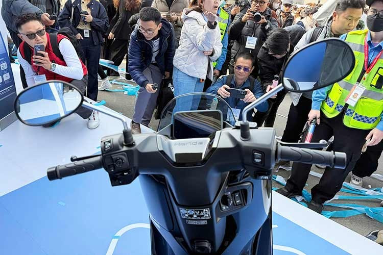 Xe được trang bị màn hình TFT 5 inch hiện đại hỗ trợ kết nối Honda RoadSync®, cho phép liên kết với điện thoại thông minh qua Bluetooth để nghe gọi, dẫn đường và sử dụng các tiện ích khác. Xe cũng được trang bị cổng sạc phía trước mở bằng SMART Key, hộc để đồ trước dung tích lớn tích hợp cổng sạc USB-C.